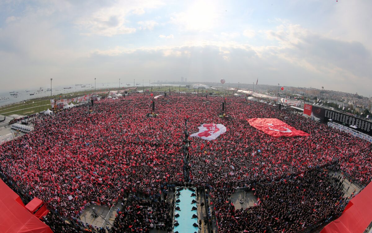 epa05897567 A handout photo made available by Turkish President Press office shows, by Turkish President Press office shows, supporters of Turkish President Recep Tayyip Erdogan hold Turkish flags and cheer during a 'Vote Yes' rally in Istanbul, Turkey, 08 April 2017. A referendum on the constitutional reform in Turkey will be held on 16 April. The reform, passed by Turkish parliament on 21 January, would change the country's parliamentarian system of governance into a presidential one, which the opposition denounced as giving more power to Turkish president Recep Tayyip Erdogan. EPA/TURKISH PRESIDENT PRESS OFFICE HANDOUT HANDOUT EDITORIAL USE ONLY/NO SALES