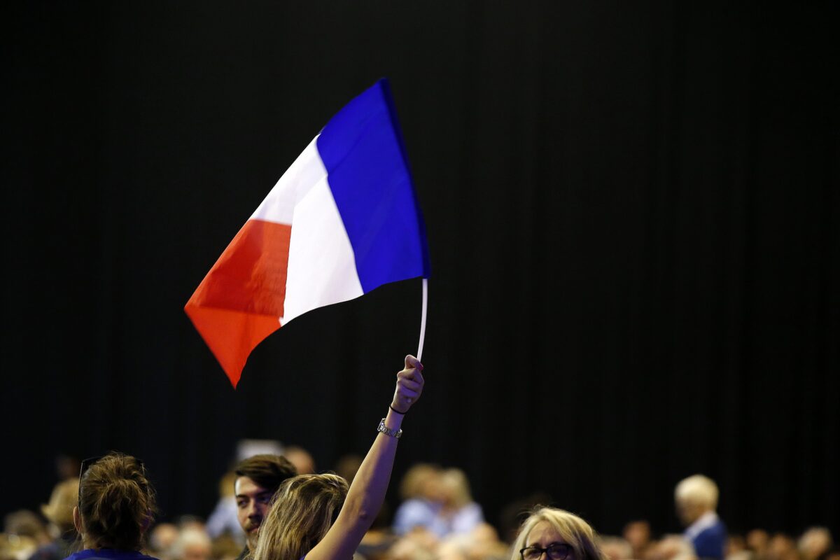 epa05908143 Supporters of Francois Fillon wave French flags during a political rally of French presidential election candidate for Les Republicains (LR) party Fillon in Montpellier, France, 14 April 2017. France holds the first round of the 2017 presidential elections on 23 April 2017. EPA/SEBASTIEN NOGIER