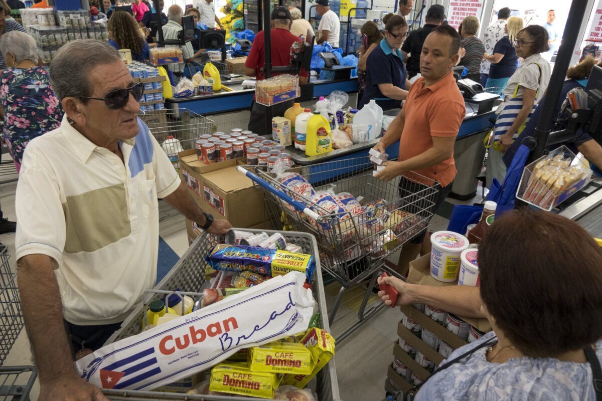 epa06187897 Miami residents are buying supplies to be prepared for Hurricane Irma in Miami, Florida, USA, 06 September 2017. Florida governor Rick Scott has issued a state of emergency as Hurricane is expected to affect Florida on 09 September 2017. EPA/CRISTOBAL HERRERA