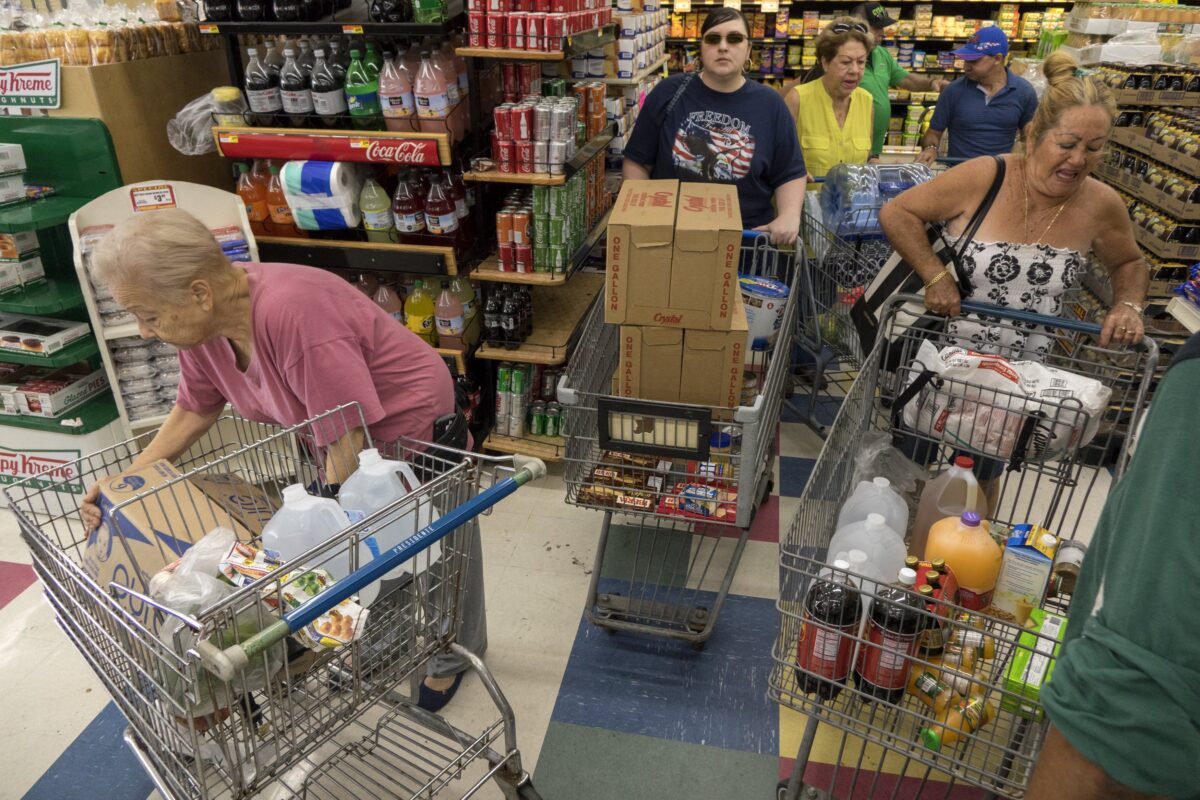 epa06187902 Miami residents are buying supplies to be prepared for Hurricane Irma in Miami, Florida, USA, 06 September 2017. Florida governor Rick Scott has issued a state of emergency as Hurricane is expected to affect Florida on 09 September 2017. EPA/CRISTOBAL HERRERA