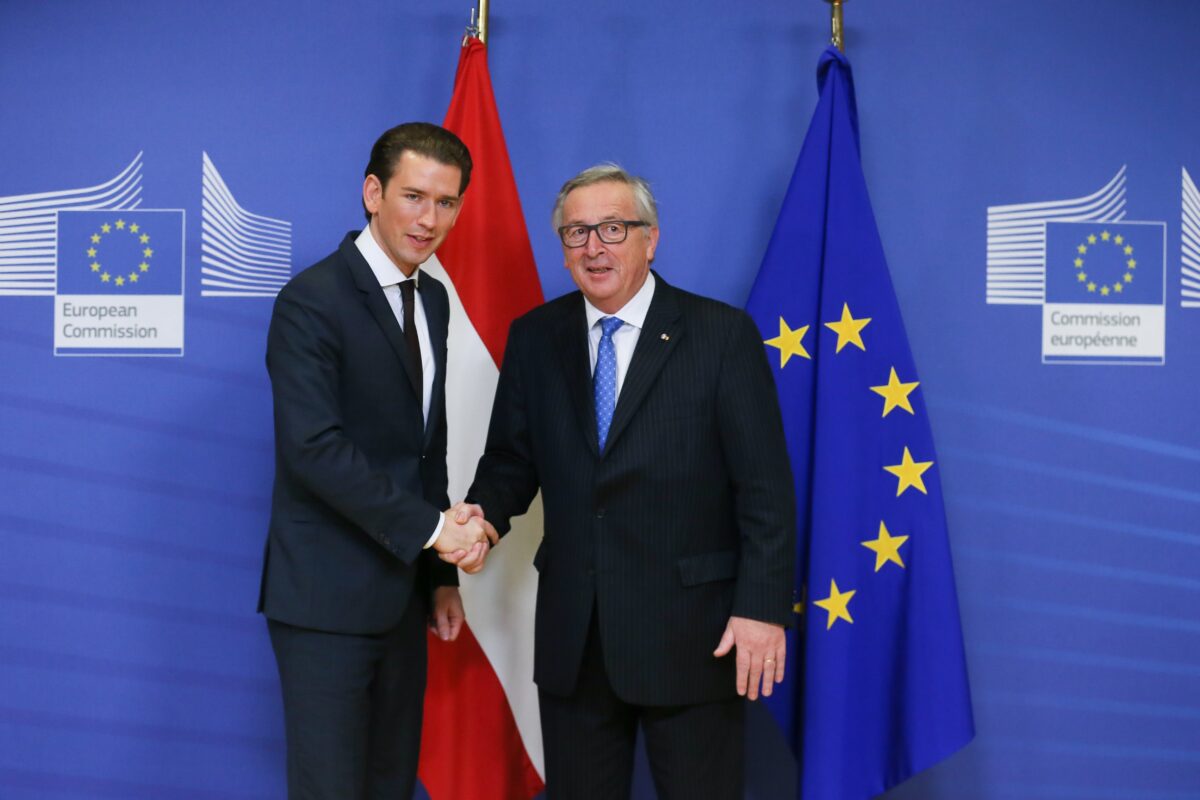 epa06399103 New Austrian Chancellor Sebastian Kurz, the leader of the Austrian Peoples Party (OeVP) (L) is welcomed by European Commission President Jean-Claude Juncker (R) ahead of a meeting at the EU Commission in Brussels, Belgium, 19 December 2017.  EPA/STEPHANIE LECOCQ