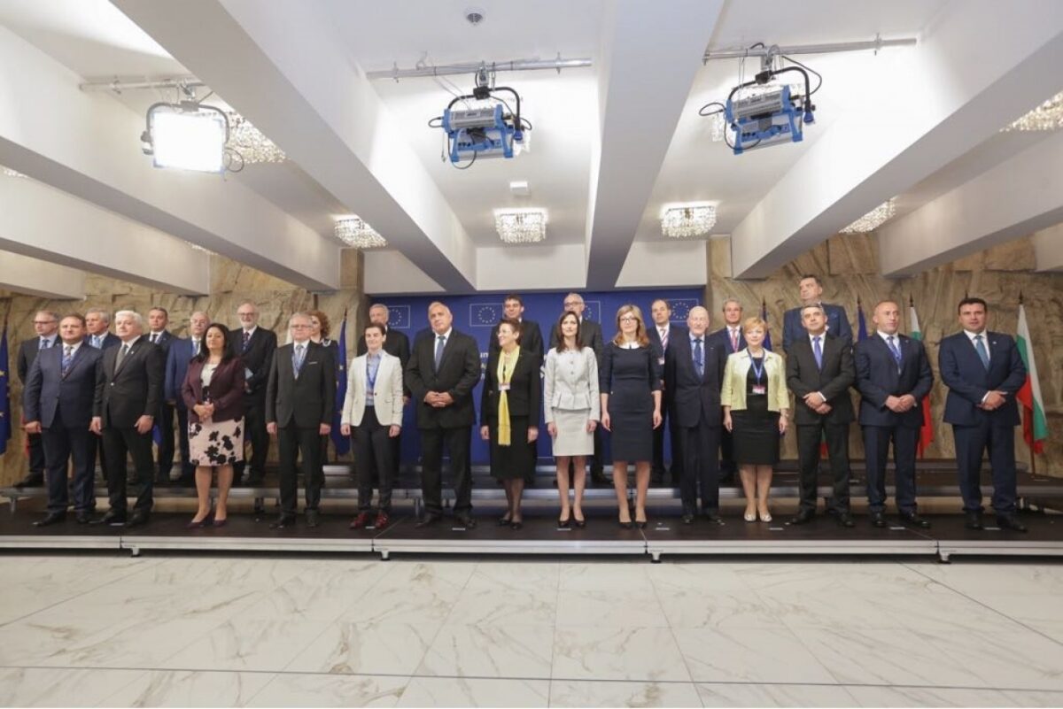 1526631612EZaharieva1